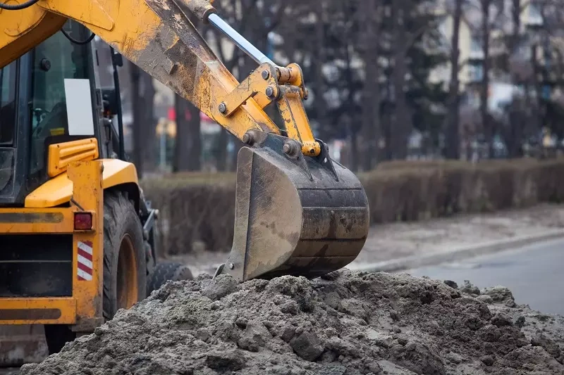 koparka nabierająca ziemię